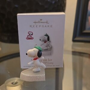 Hallmark Snoopy on Ice Ornament The Peanuts Gang